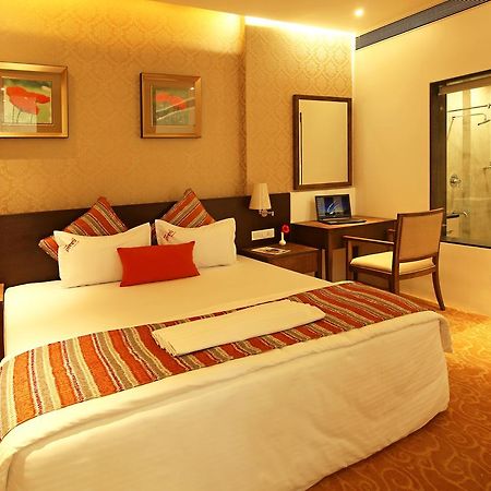 Hotel Preeti Executive Szatara Kültér fotó