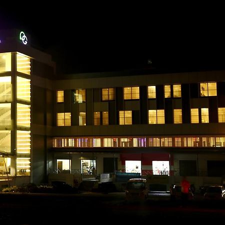 Hotel Preeti Executive Szatara Kültér fotó