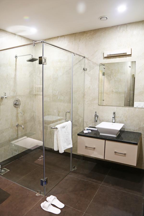 Hotel Preeti Executive Szatara Kültér fotó