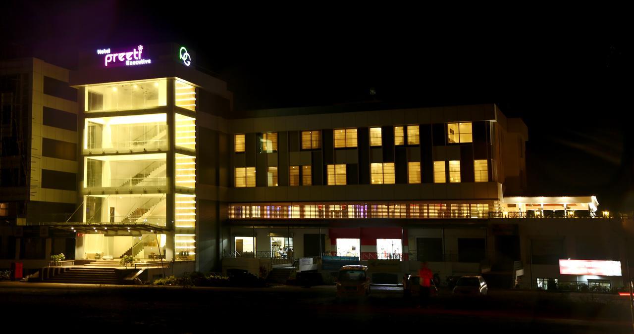 Hotel Preeti Executive Szatara Kültér fotó