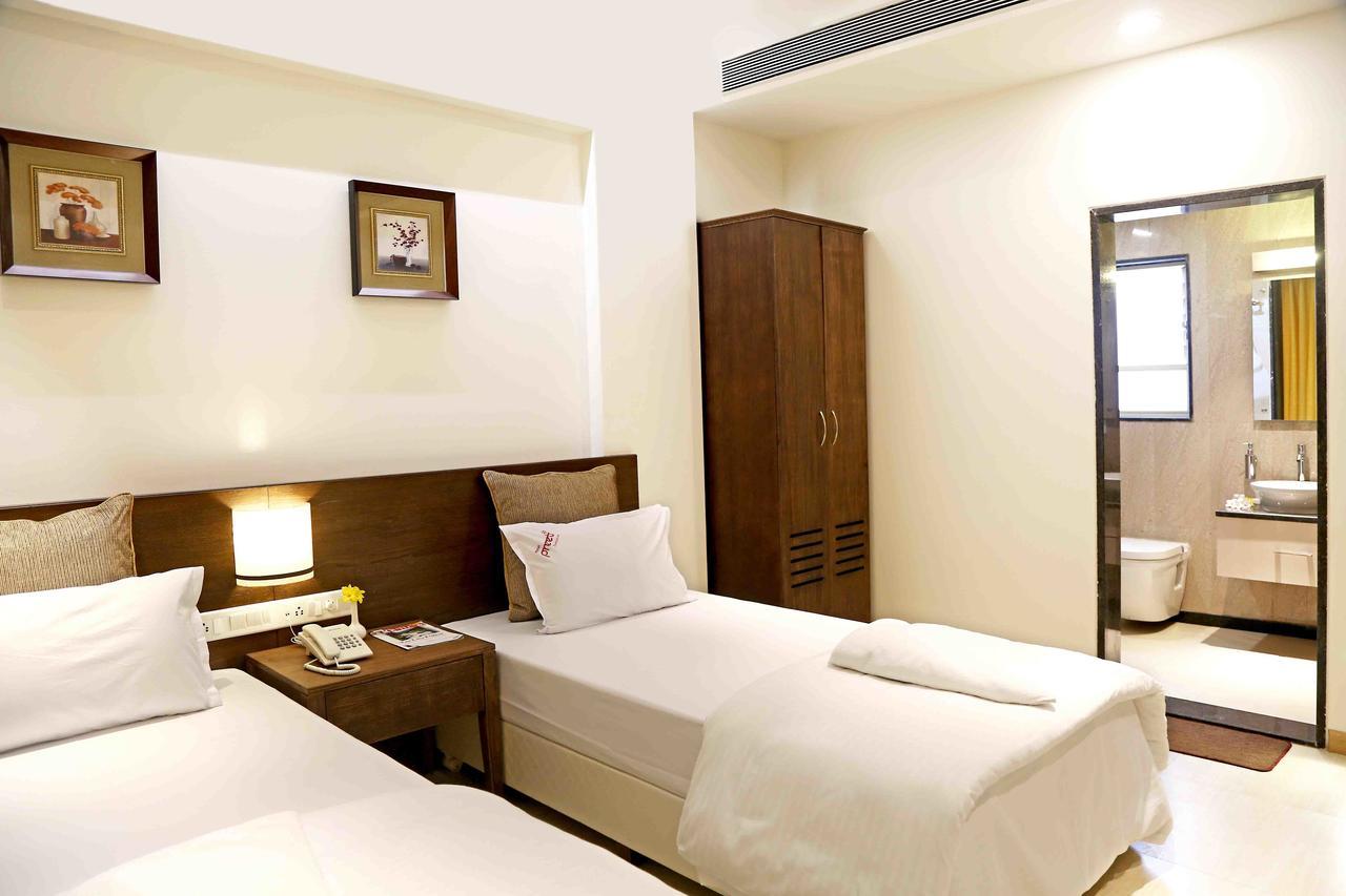 Hotel Preeti Executive Szatara Kültér fotó