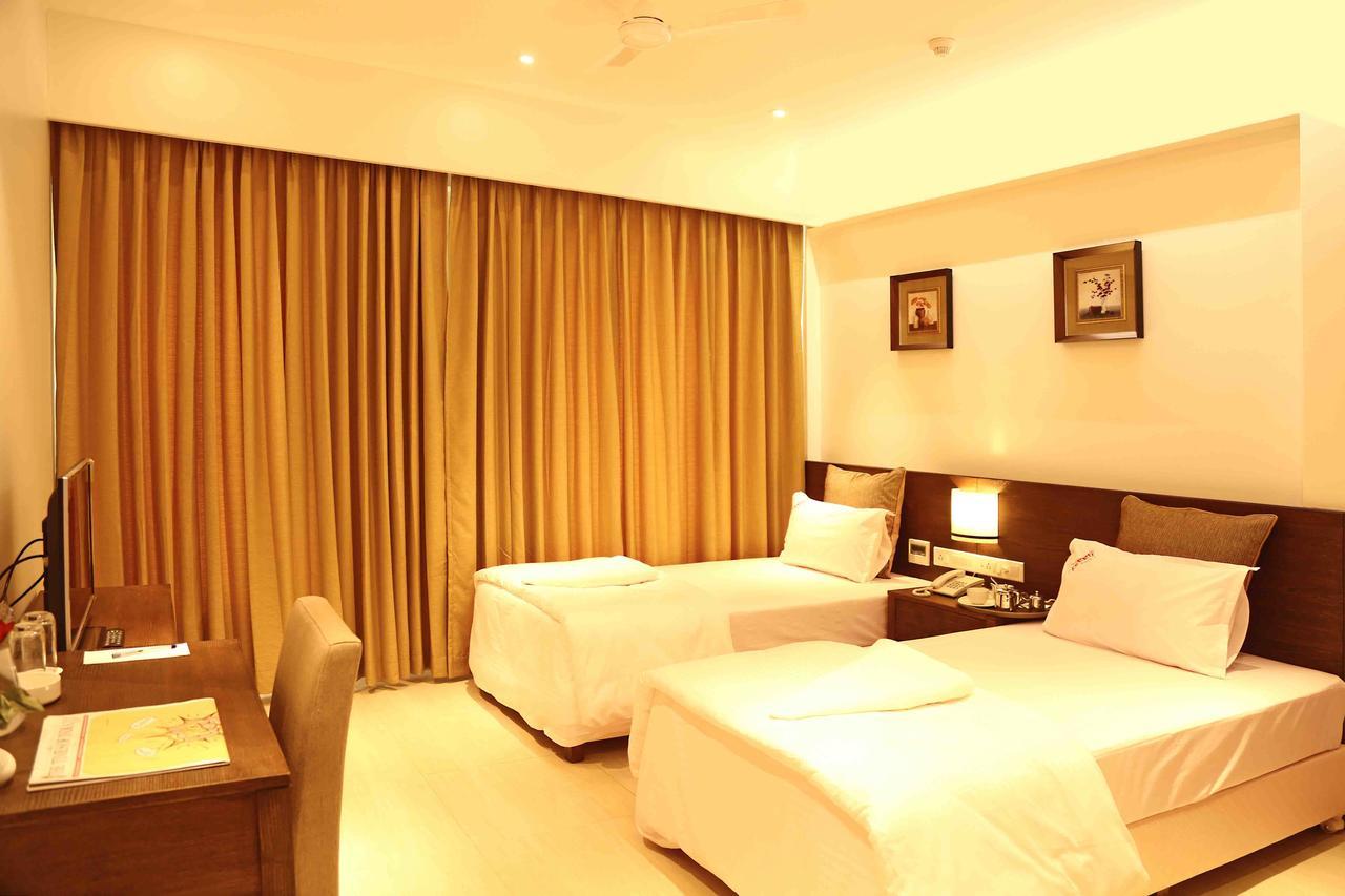 Hotel Preeti Executive Szatara Kültér fotó