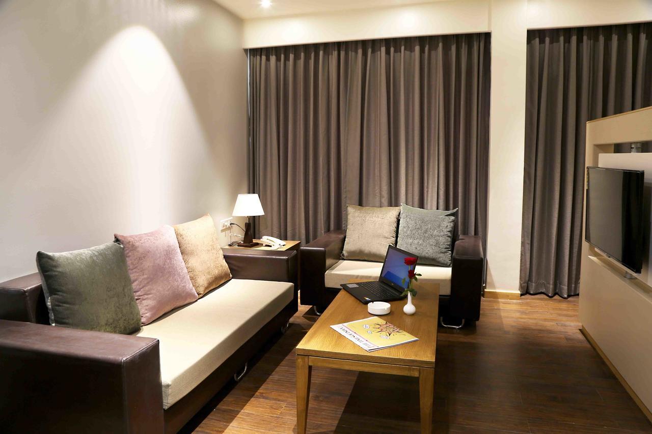 Hotel Preeti Executive Szatara Kültér fotó