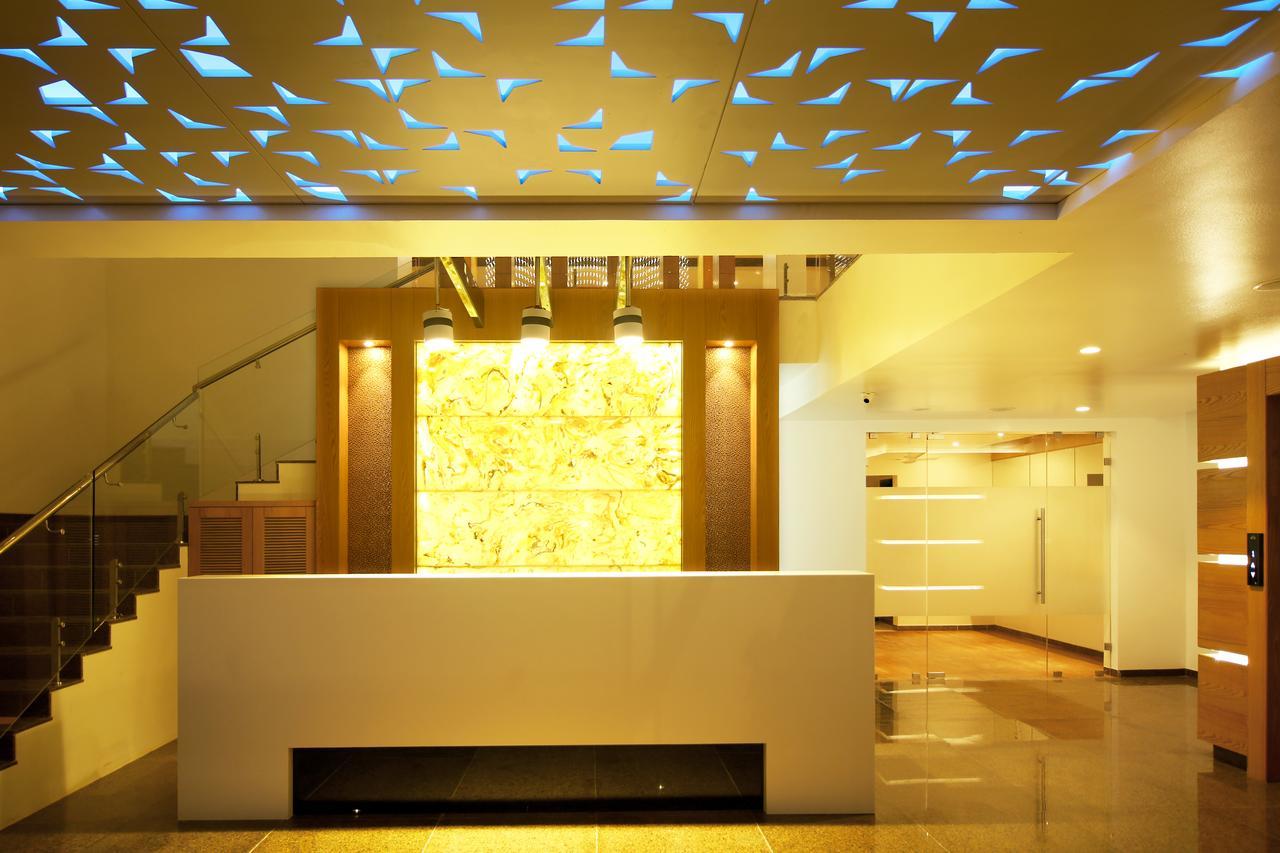 Hotel Preeti Executive Szatara Kültér fotó