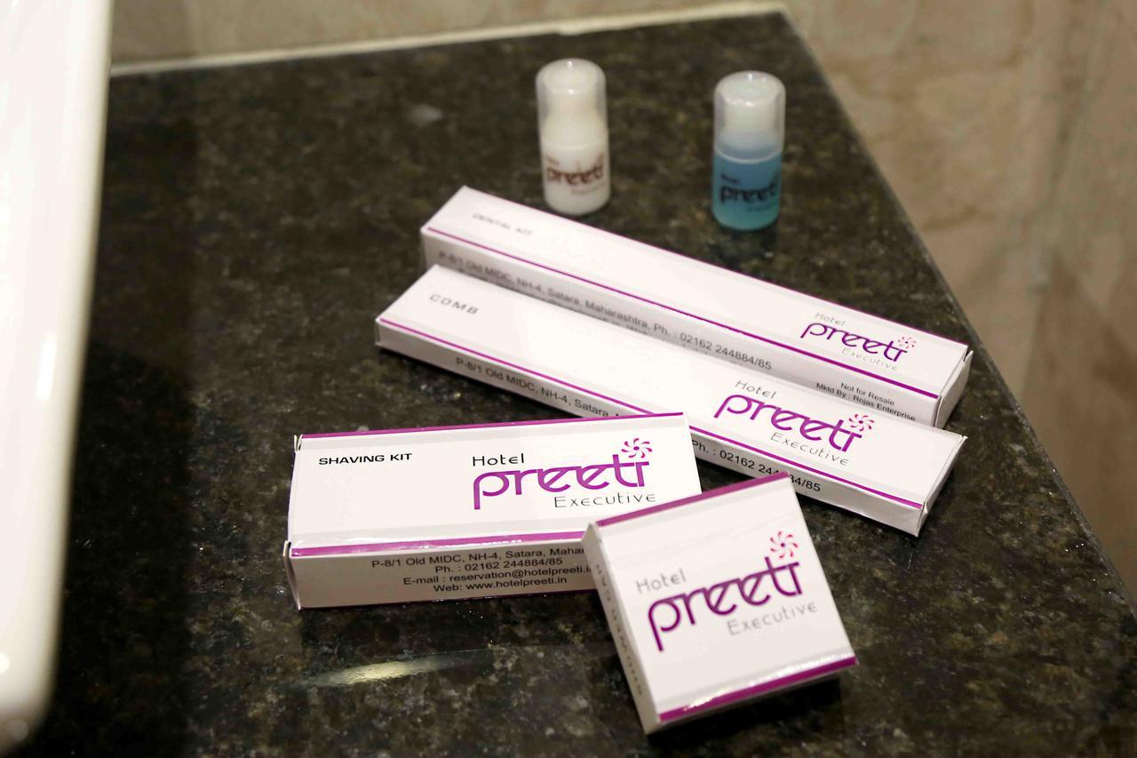 Hotel Preeti Executive Szatara Kültér fotó