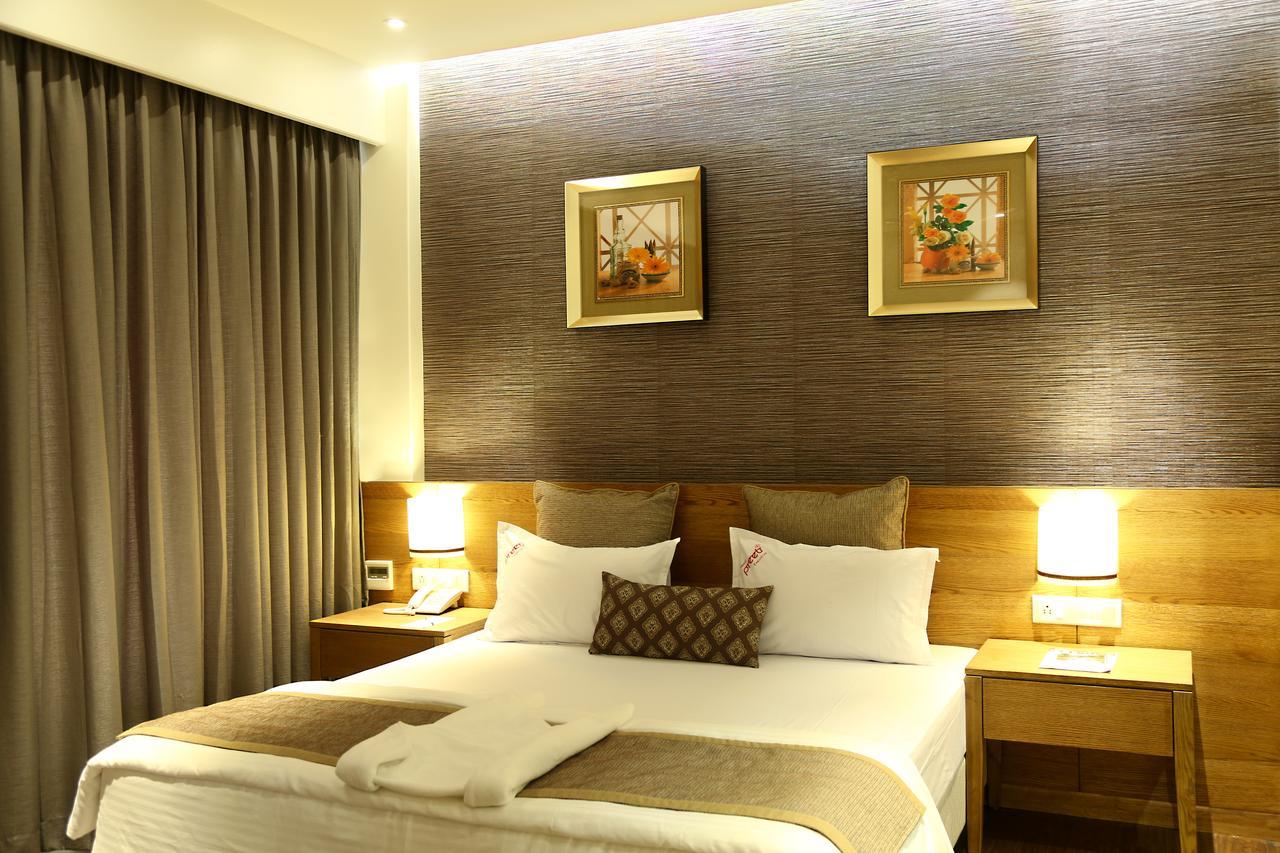 Hotel Preeti Executive Szatara Kültér fotó