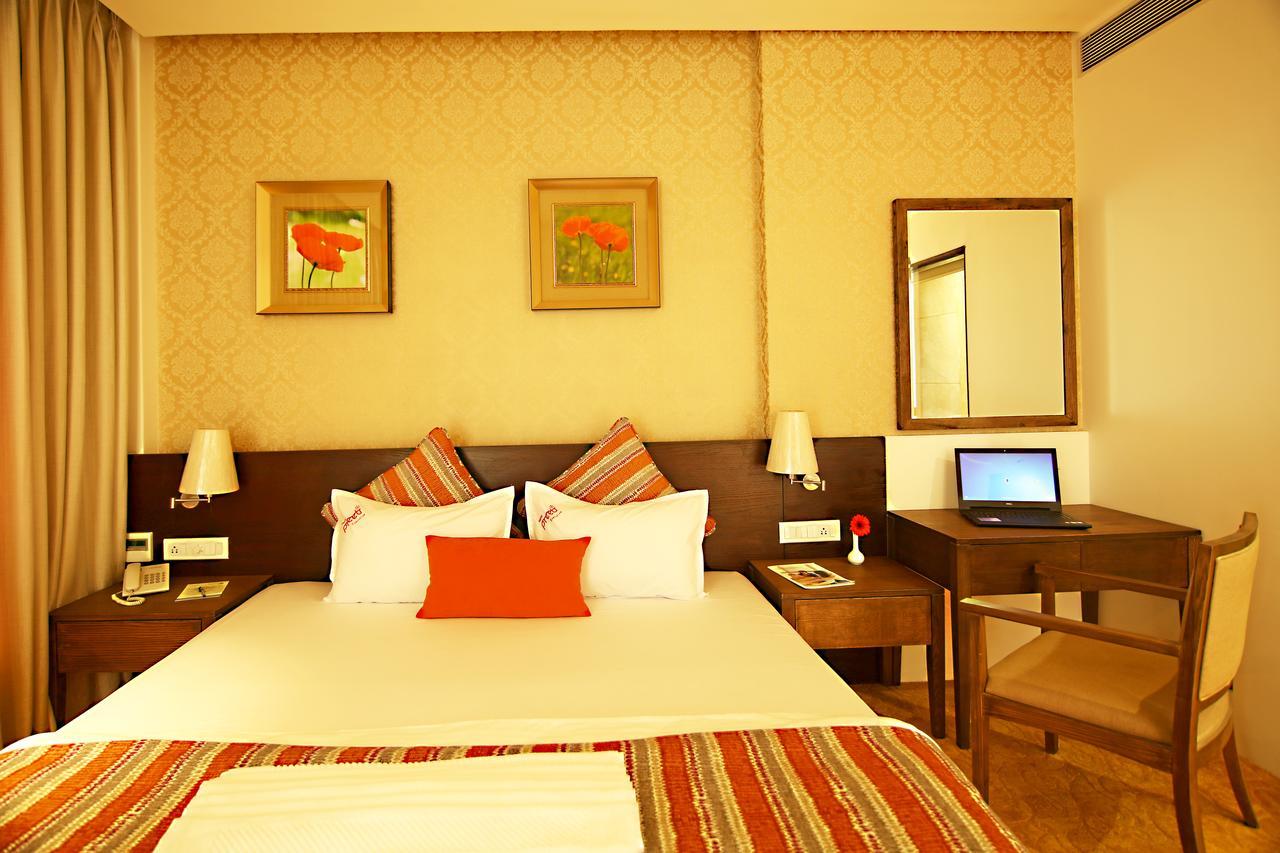 Hotel Preeti Executive Szatara Kültér fotó