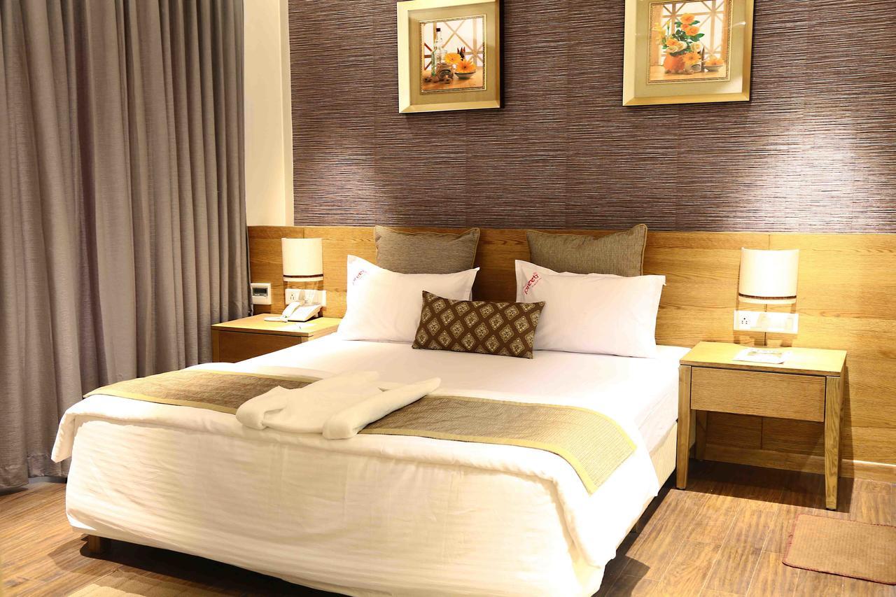 Hotel Preeti Executive Szatara Kültér fotó