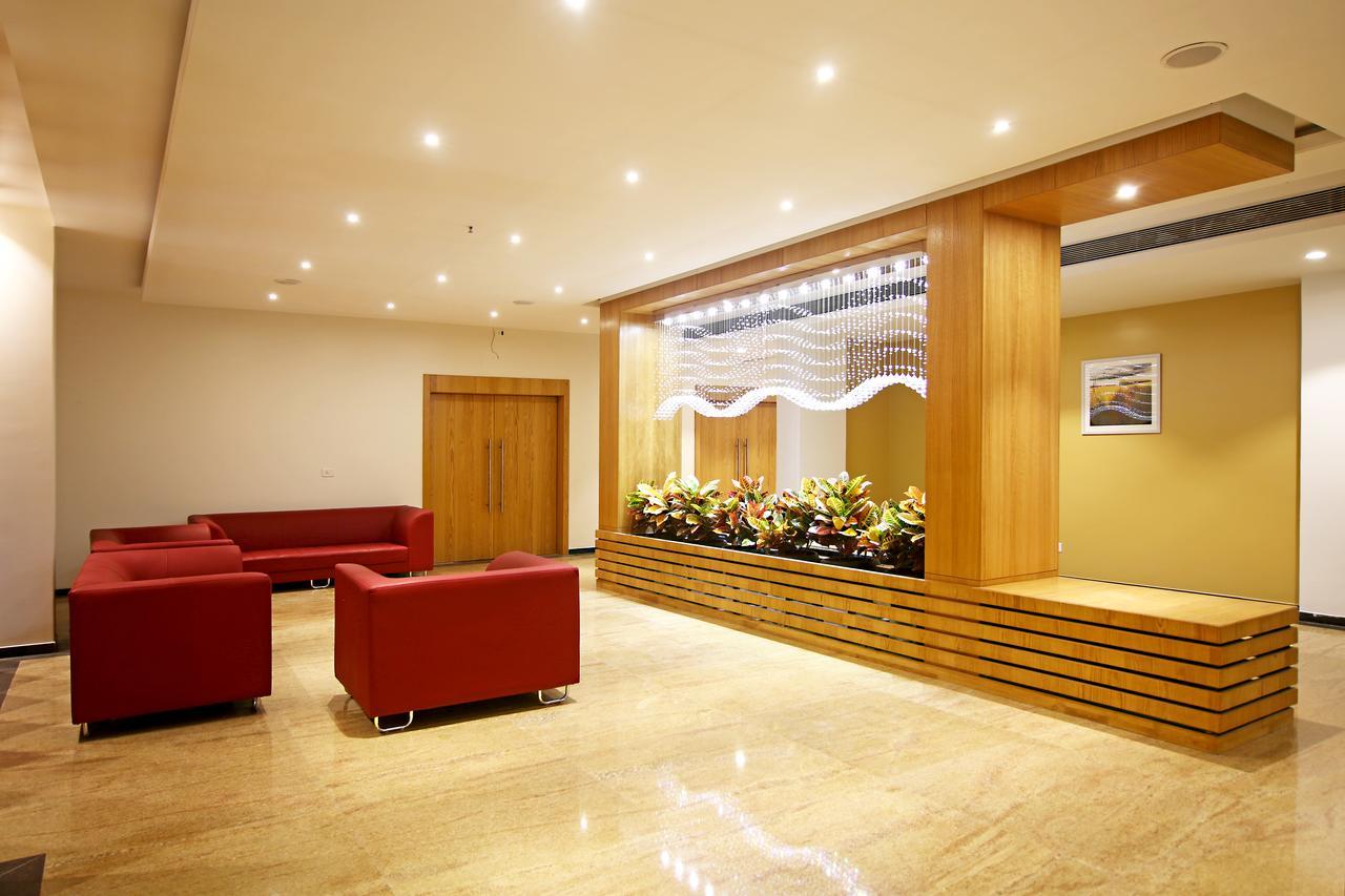 Hotel Preeti Executive Szatara Kültér fotó