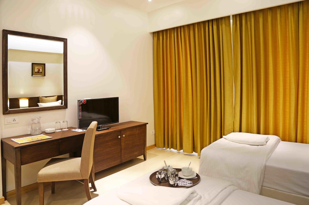 Hotel Preeti Executive Szatara Kültér fotó